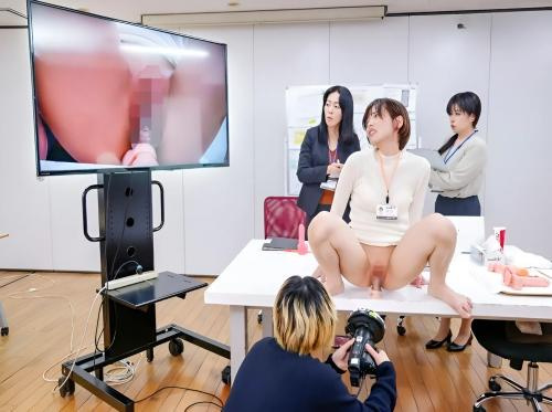 Karyawan seksi melakukan masturbasi tepat di kantor