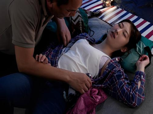 Une jeune femme se fait baiser en morceaux lors d'un voyage de camping