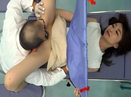Al ginecólogo pervertido le encanta chupar el coño de sus pacientes